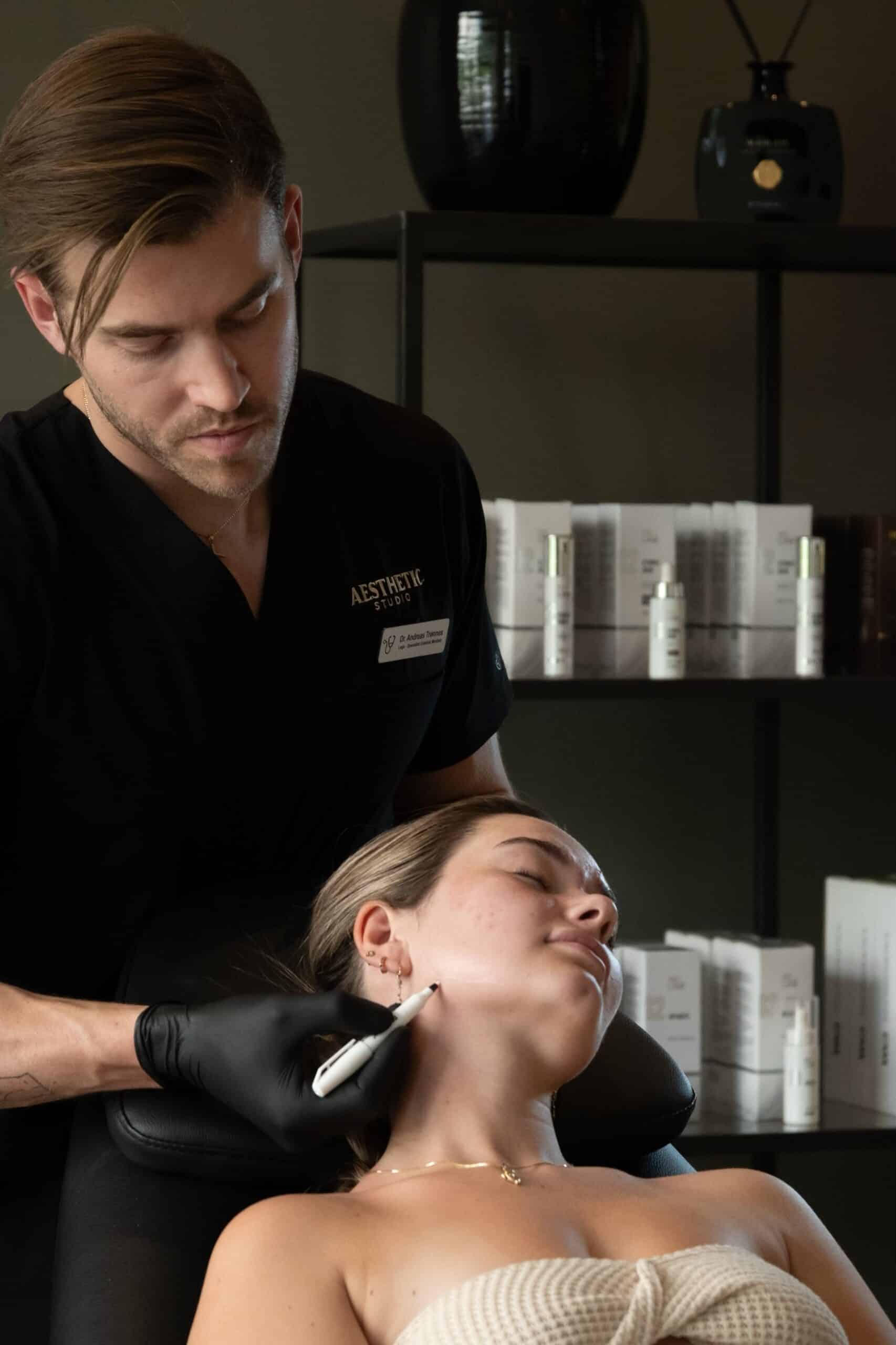 Lege utfører estetisk injeksjonsbehandling på modell under praktisk opplæring ved Aesthetic Studio Academy.